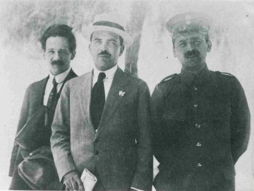 Ο Δελμούζος, ο Γληνός και ο Τριανταφυλλίδης το 1915, όταν δραστηριοποιούνταν στον Εκπαιδευτικό Όμιλο. 